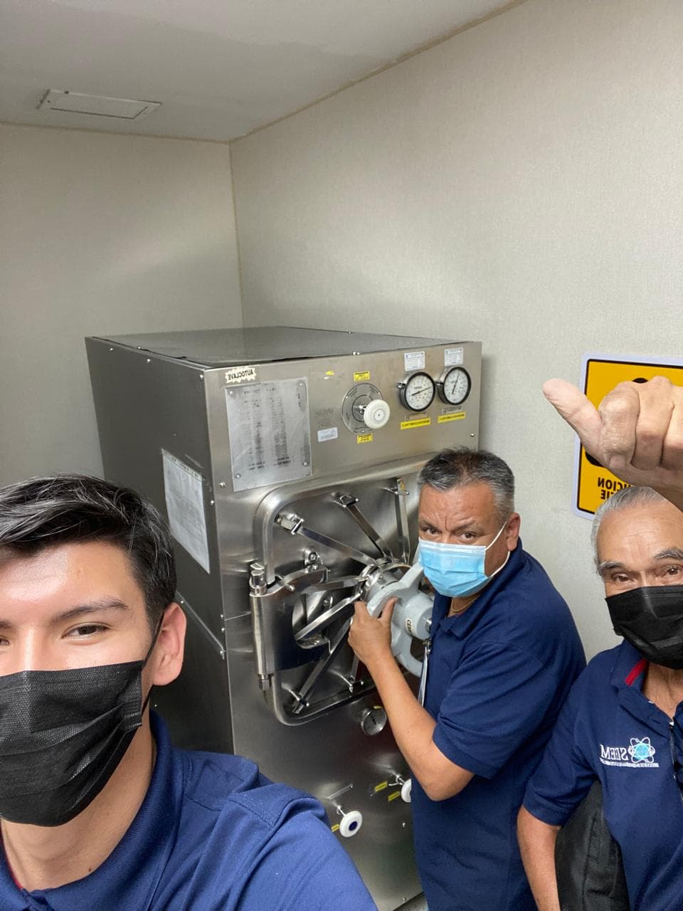 Técnicos de ELR interviniendo un esterilizador en sitio