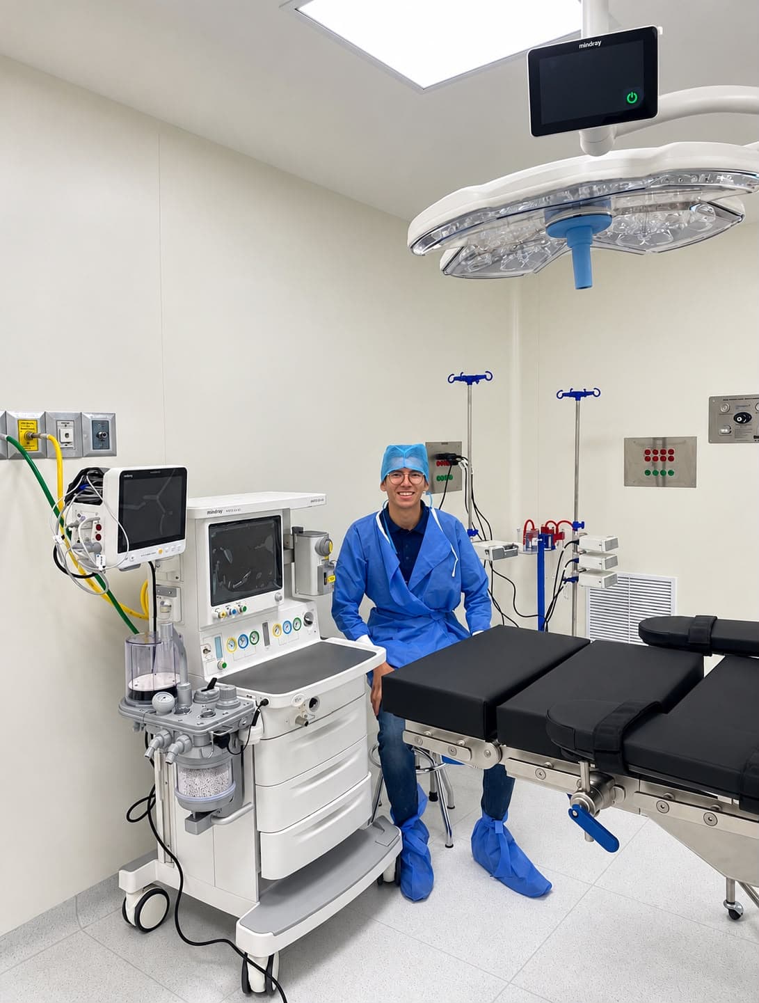 Técnicos de ELR interviniendo un esterilizador en sitio
